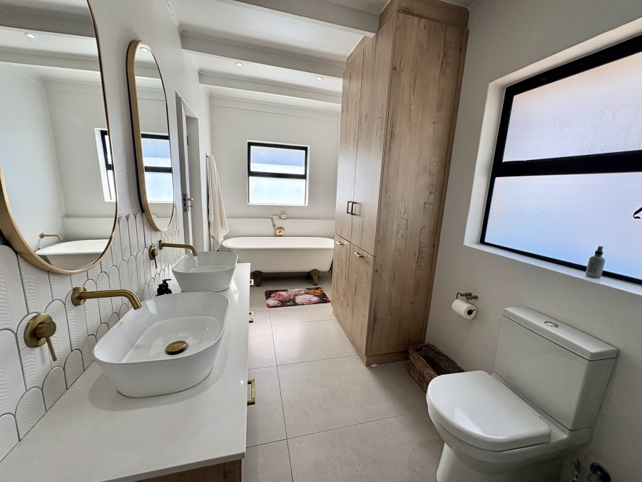 4 Bedroom Property for Sale in Hoog En Droog Western Cape